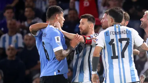 Lionel Messi grabbing Mathias Olivera by the throat
