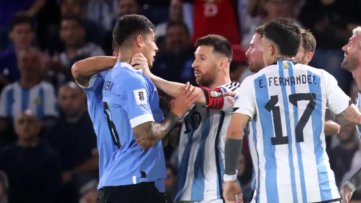 Lionel Messi grabbing Mathias Olivera by the throat