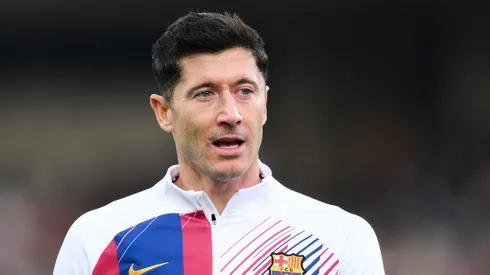 Robert Lewandowski warming up before the Barcelona-Alaves game