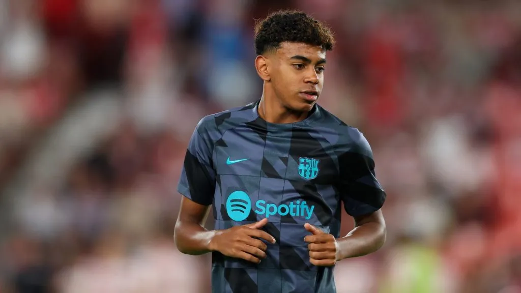 Lamine Yamal warming up for Barcelona