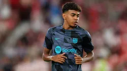 Lamine Yamal warming up for Barcelona