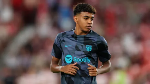 Lamine Yamal warming up for Barcelona