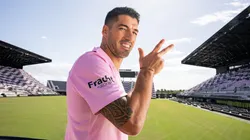 Luis Suarez doing his signature goal celebration in his Inter Miami announcement