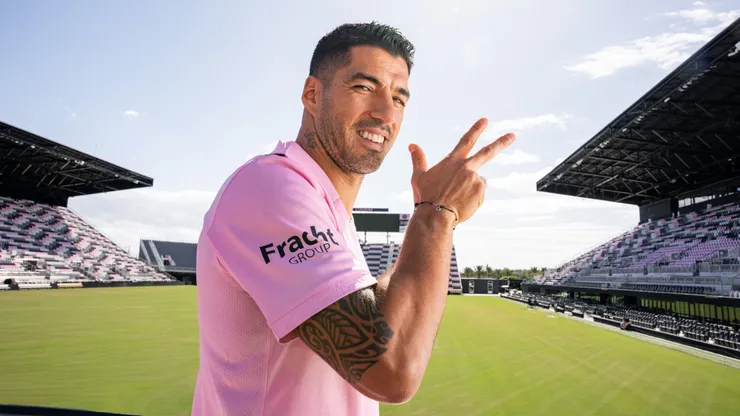 Luis Suarez doing his signature goal celebration in his Inter Miami announcement