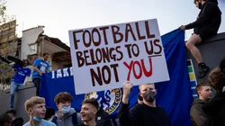 Chelsea Football Club fans celebrate outside the team's Stamford Bridge stadium on April 20, 2021 in London, England, after it was announced that Chelsea Football Club would seek to withdraw from the new European Super League. Six English premier league teams have announced they are part of plans for a breakaway European Super League. Arsenal, Manchester United, Manchester City, Liverpool, Chelsea and Tottenham Hotspur will join 12 other European teams in a closed league similar to that of the NFL American Football League. In a statement released last night, the new competition "is intended to commence as soon as practicable" potentially in August. (Photo by Rob Pinney/Getty Images)