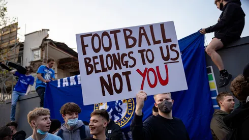 Chelsea Football Club fans celebrate outside the team's Stamford Bridge stadium on April 20, 2021 in London, England, after it was announced that Chelsea Football Club would seek to withdraw from the new European Super League. Six English premier league teams have announced they are part of plans for a breakaway European Super League. Arsenal, Manchester United, Manchester City, Liverpool, Chelsea and Tottenham Hotspur will join 12 other European teams in a closed league similar to that of the NFL American Football League. In a statement released last night, the new competition "is intended to commence as soon as practicable" potentially in August. (Photo by Rob Pinney/Getty Images)