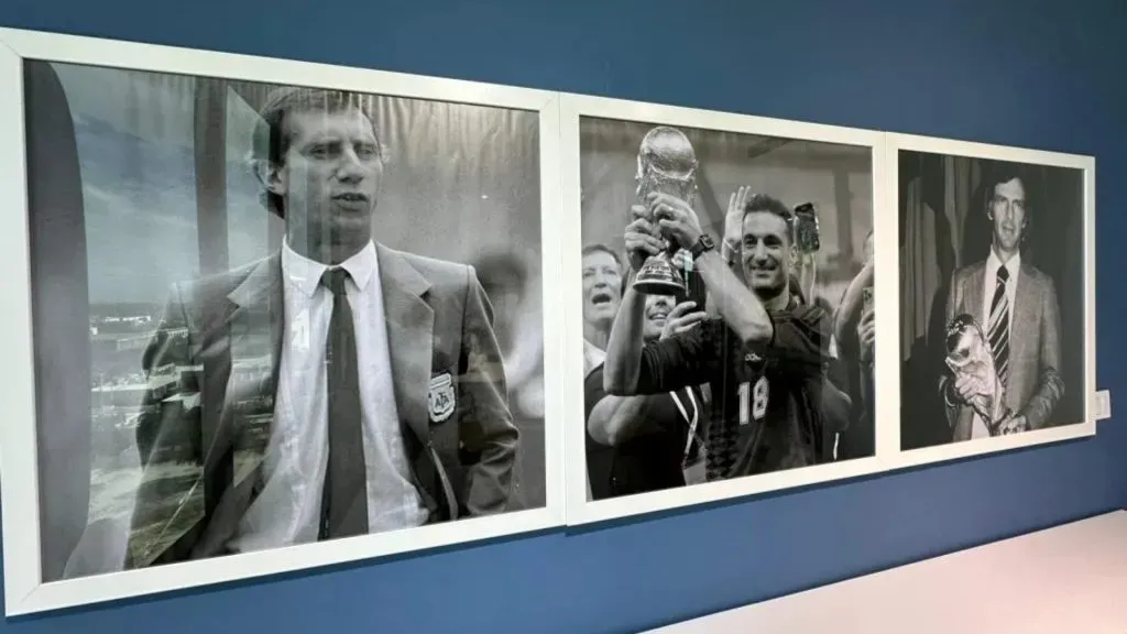 Lionel Scaloni (center) holding the 2022 FIFA World Cup trophy
