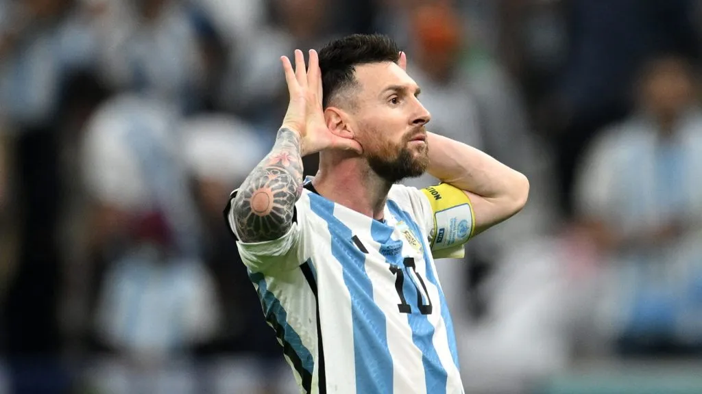 Lionel Messi doing the 'Topo Gigio' celebration against the Netherlands at Qatar 2022.