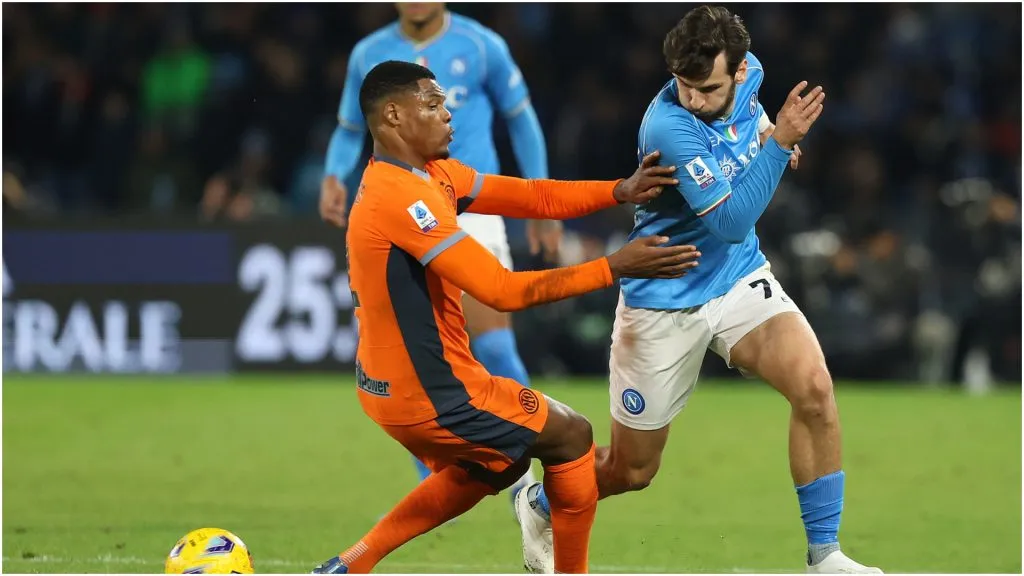 Khvicha Kvaratskhelia of SSC Napoli battles for possession with Denzel Dumfries of FC Internazionale – Francesco Pecoraro/Getty Images