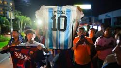 El Salvador fans greet Messi.