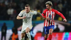 Toni Kroos of Real Madrid battles for possession with Antoine Griezmann of Atletico Madrid during the Super Copa de Espana semi-final match between Real Madrid CF and Atletico Madrid at Al-Awwal Park on January 10, 2024 in Riyadh, Saudi Arabia.