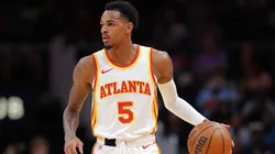 Dejounte Murray dribbling a basketball.