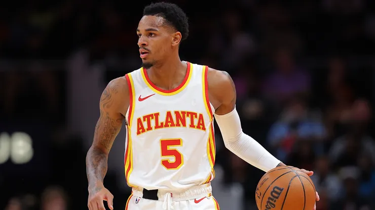 Dejounte Murray dribbling a basketball.