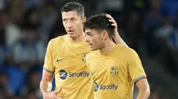 Robert Lewandowski talking with Pedri during an FC Barcelona match