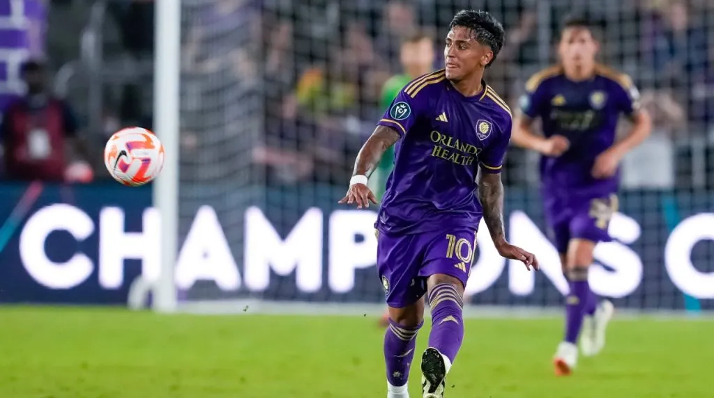 Orlando City forward Facundo Torres (10) passes the ball during the MLS, Fussball Herren, USA soccer match between the Orlando City SC and Cavalry FC on February 27th, 2024 at Inter &amp; Co in Orlando, FL. (Photo by Andrew Bershaw/Icon Sportswire)