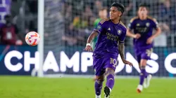 Orlando City forward Facundo Torres (10) passes the ball during the MLS, Fussball Herren, USA soccer match between the Orlando City SC and Cavalry FC on February 27th, 2024 at Inter & Co in Orlando, FL. (Photo by Andrew Bershaw/Icon Sportswire)