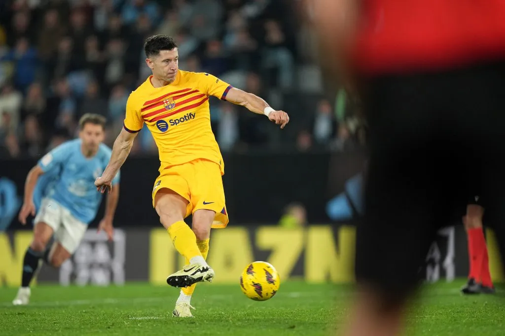 VIGO, SPAIN – FEBRUARY 17: Robert Lewandowski of FC Barcelona scores his team’s second goal during the LaLiga EA Sports match between Celta Vigo and FC Barcelona at Estadio Balaidos on February 17, 2024 in Vigo, Spain. (Photo by Juan Manuel Serrano Arce/Getty Images)
