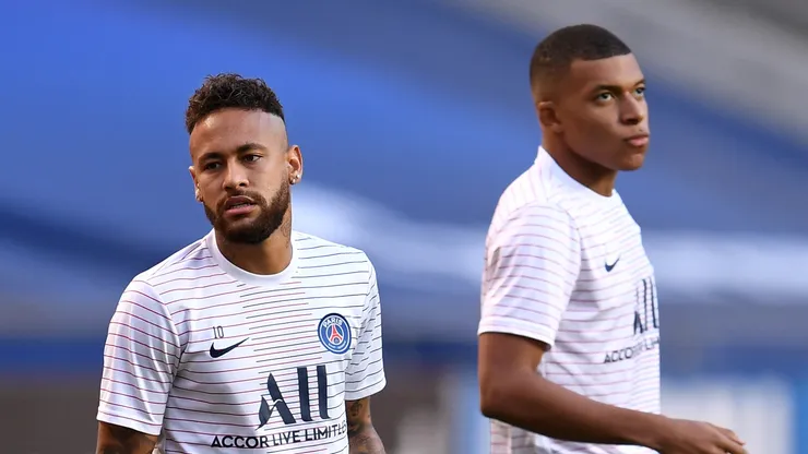 Neymar and Kylian Mbappe of Paris Saint-Germain warm up prior to the UEFA Champions League Final match between Paris Saint-Germain and Bayern Munich at Estadio do Sport Lisboa e Benfica on August 23, 2020 in Lisbon, Portugal.