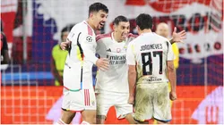 Angel Di Maria of SL Benfica reacts with teammates