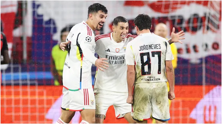 Angel Di Maria of SL Benfica reacts with teammates