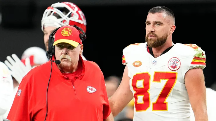 Andy Reid and Travis Kelce look on during a game against the Raiders.