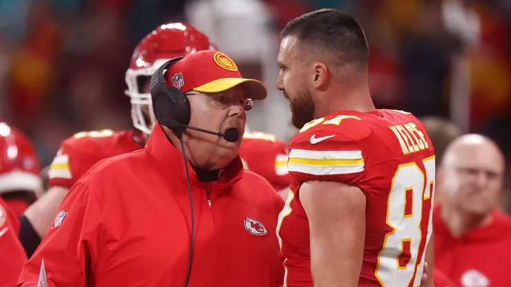 Head coach Andy Reid of the Kansas City Chiefs speaks with Travis Kelce #87 during the NFL match between Miami Dolphins and Kansas City Chiefs at Deutsche Bank Park on November 05, 2023 in Frankfurt am Main, Germany.