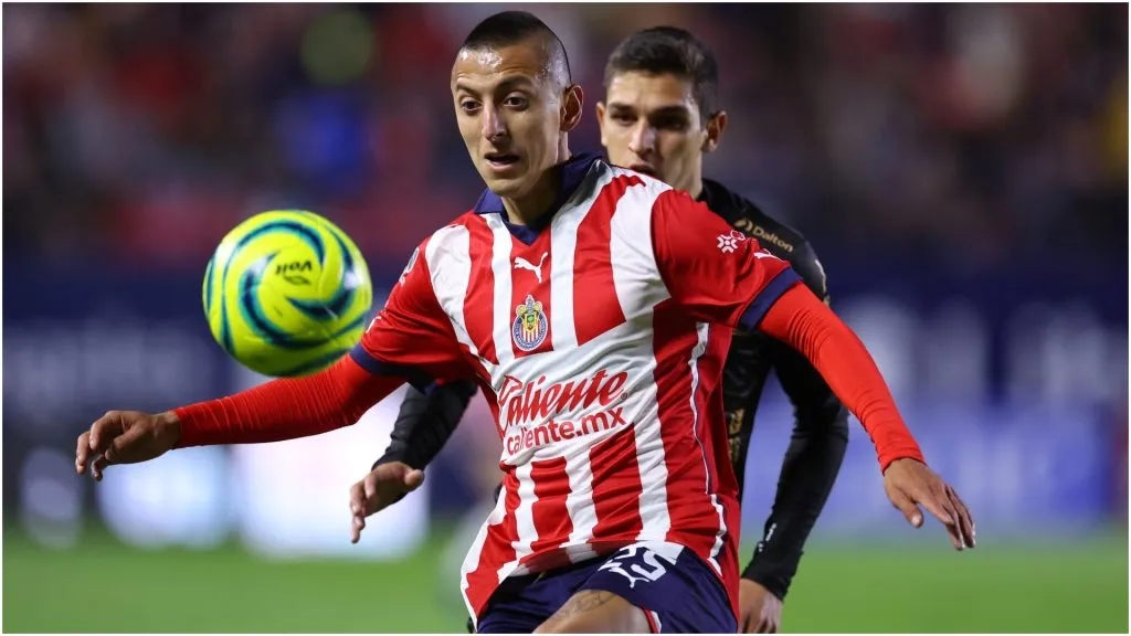 Roberto Alvarado of Chivas fights for the ball – Simon Barber/Getty Images