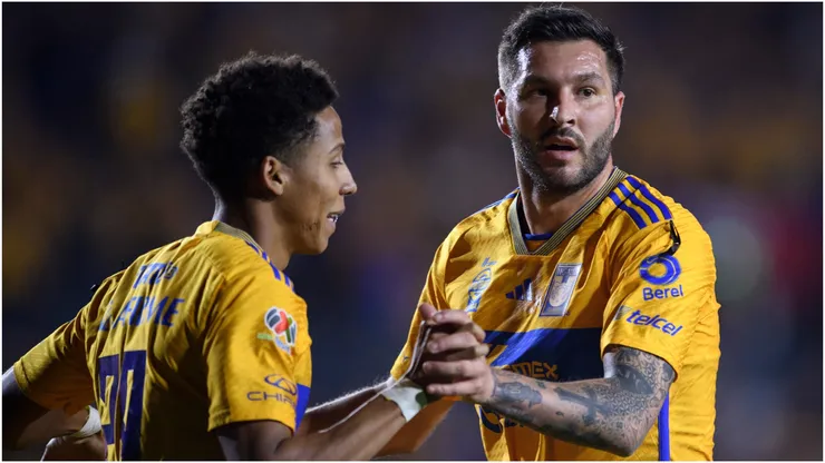 Andre-Pierre Gignac of Tigres celebrates with teammates