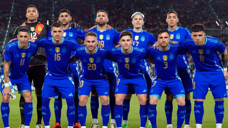 Argentine players pose for team picture vs Costa Rica.