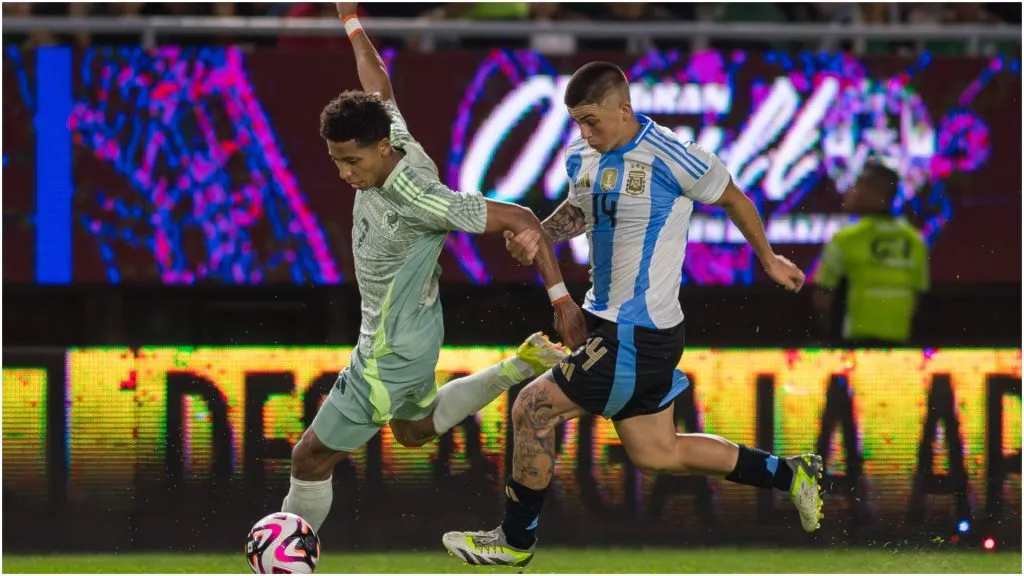 Jonathan Herrera (L) of Mexico fights for the ball with Aaron Quiros (R) of Argentina – IMAGO / Agencia-MexSport