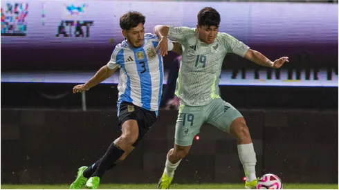 Roman Vega (L) of Argentina dights for the ball with Diego Medina (R) of Mexico