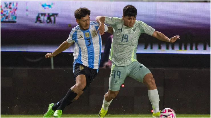 Roman Vega (L) of Argentina dights for the ball with Diego Medina (R) of Mexico