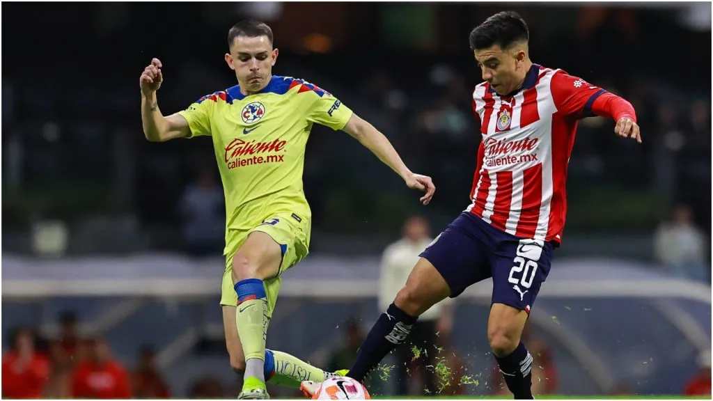 Alvaro Fidalgo (L) of America fights for the ball with Fernando Beltran (R) of Guadalajara – IMAGO / Agencia-MexSport