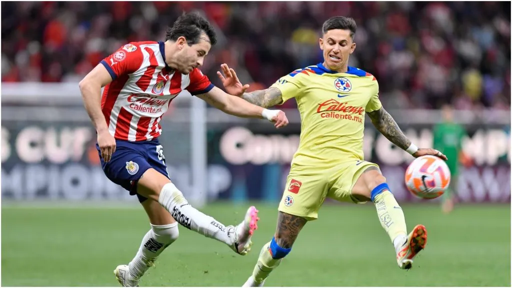 Alan Mozo of Guadalajara fights for the ball with Brian Rodriguez of America – IMAGO / Agencia-MexSport