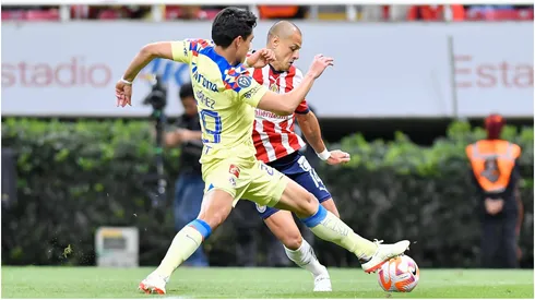 Ramon Juarez (L) of America and Javier Hernandez (R) of Guadalajara