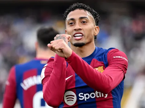 Raphinha repeats famous gesture of Neymar and Ronaldinho in FC Barcelona photo