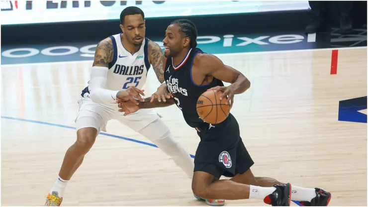 Los Angeles Clippers Kawhi Leonard (R) is defended by Dallas Mavericks P.J. Washington