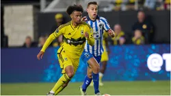 Jane Russel Rowe (L) of Columbus fights for the ball with Sergio Canales (R) of Monterrey