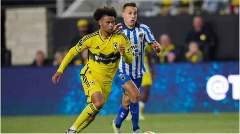 Jane Russel Rowe (L) of Columbus fights for the ball with Sergio Canales (R) of Monterrey