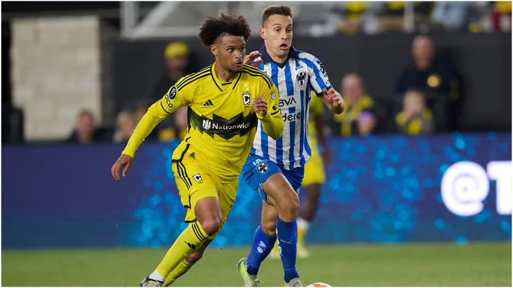 Jane Russel Rowe (L) of Columbus fights for the ball with Sergio Canales (R) of Monterrey