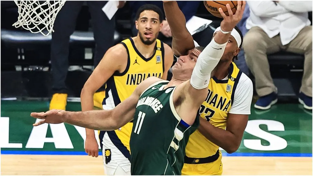 Milwaukee Bucks center Brook Lopez (C) drives to the basket – IMAGO / Xinhua