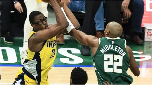 Jalen Smith (L) of Indiana Pacers vies with Khris Middleton of Milwaukee Bucks
