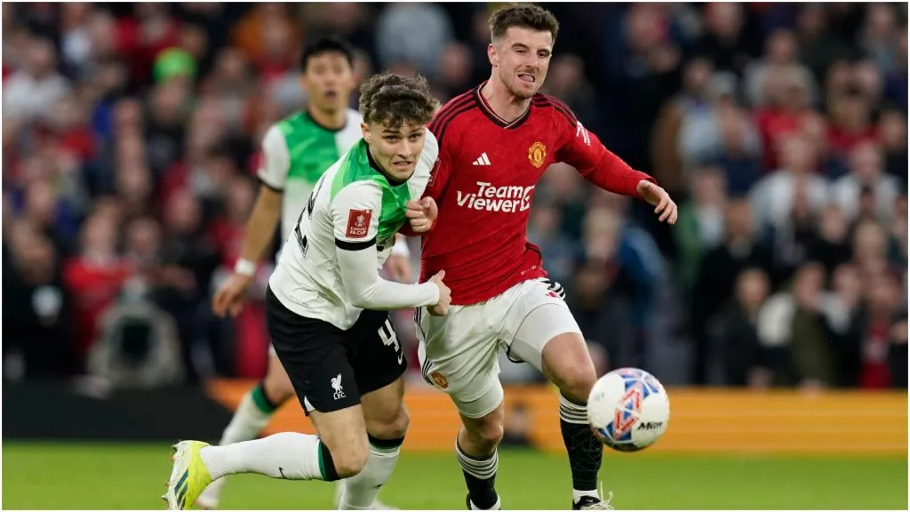Bobby Clarke of Liverpool tussles with Mason Mount of Manchester United – IMAGO / Sportimage