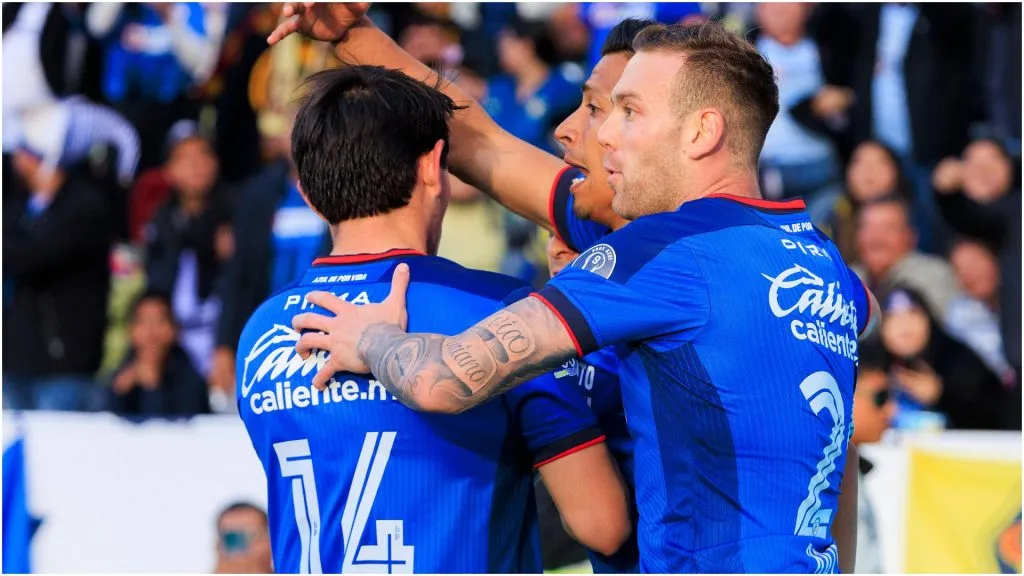 Angel Sepulveda 9 of Cruz Azul is congratulated by teammates – IMAGO / ZUMA Wire