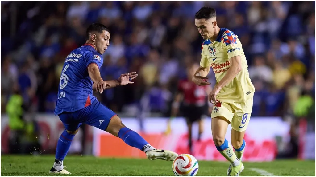 Erik Lira (L) of Cruz Azul fights for the ball with Alvaro Fidalgo (R) of America – IMAGO / Agencia-MexSport