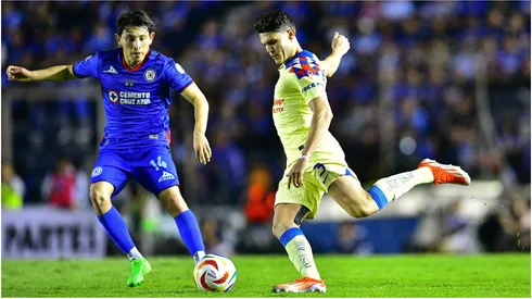 Israel Reyes (L) of America fights for the ball with Alexis Gutierrez (L) of Cruz Azul