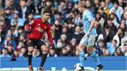 Kevin De Bruyne of Manchester City holds the ball as Casemiro of Manchester United