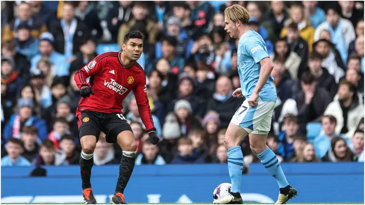 Kevin De Bruyne of Manchester City holds the ball as Casemiro of Manchester United