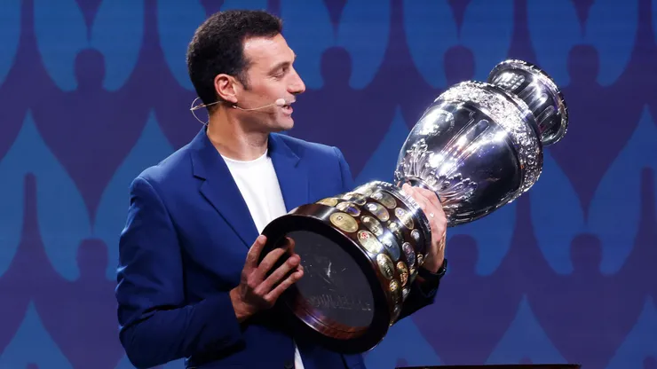 Lionel Scaloni holding the Copa America trophy