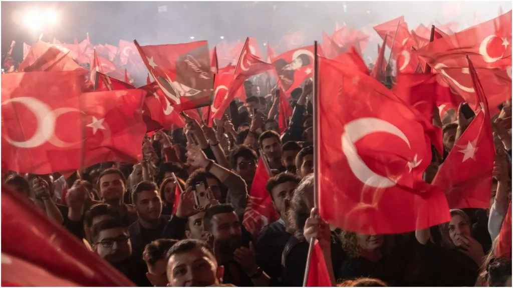 Fans with Turkish flags – IMAGO / SOPA Images